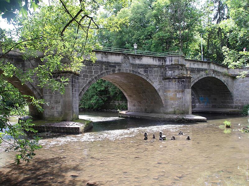Die alte Judenbrücke in Coburg ist schön, aber auch schon ganz schön in die Jahre gekommen. Jetzt muss sie saniert werden. Die alte Judenbrücke in Coburg ist schön, aber auch schon ganz schön in die Jahre gekommen. Jetzt muss sie saniert werden.