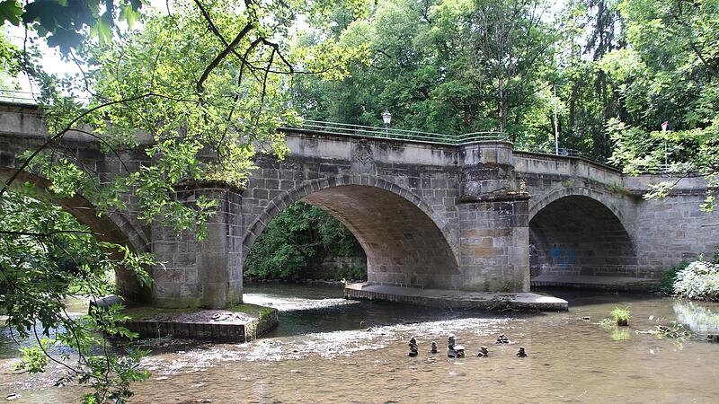 Die alte Judenbrücke in Coburg ist schön, aber auch schon ganz schön in die Jahre gekommen. Jetzt muss sie saniert werden.