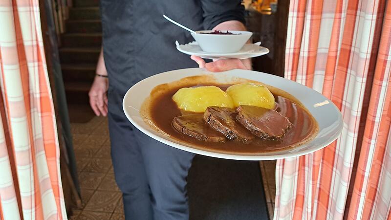 Seit Januar gelten in der Gastronomie wieder 19 statt 7 Prozent Mehrwertsteuer. Doch wie viel lassen sich Gäste den Sauerbraten noch kosten? Seit Januar gelten in der Gastronomie wieder 19 statt 7 Prozent Mehrwertsteuer. Doch wie viel lassen sich Gäste den Sauerbraten noch kosten?