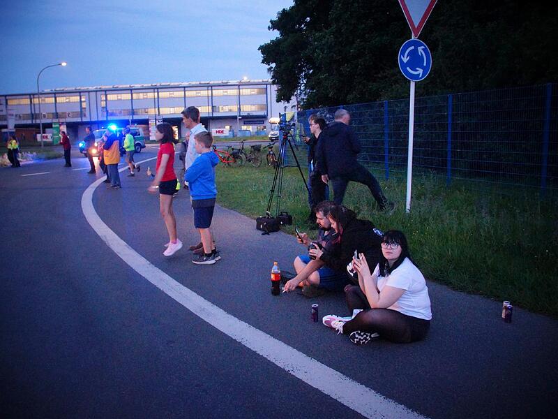 Einige  interessierte Zuschauer  verfolgten an verschiedenen Punkten  das Spektakel.