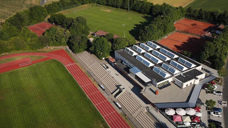 Das Münnerstädter Sportzentrum nach den umfangreichen Sanierungsarbeiten: Vor 50 Jahren entschied sich der Stadtrat für das Kleinfeldlein als Ort der neuen Sportstätte, vor 40 Jahren wurde es eingeweiht.