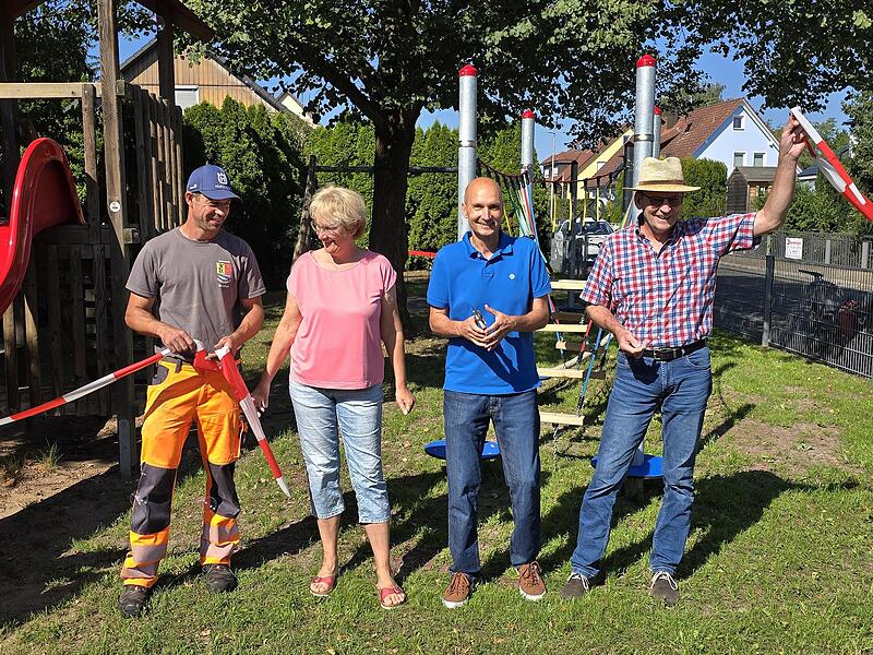 Bauhof-Chef Robert Schäfer, Gemeinderätin Heike Weiser und die Bürgermeister Jürgen Jäkel und Rudi Riedel (von links) eröffneten den sanierten Spielplatz.