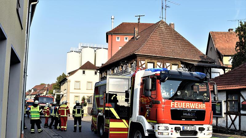 Die Straße musste wegen des Feuerwehreinsatzes am Freitagmorgen in Altenkunstadt kurzzeitig gesperrt werden.