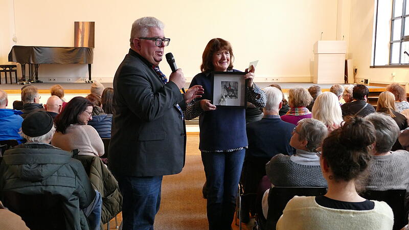 Wolfgang Metzer und seine Assistentin Jutta preisen eine Abbildung des Bamberger Reiters an: &bdquo;F&uuml;r Bamberger eine Pflicht, die aufzuh&auml;ngen!&ldquo;.