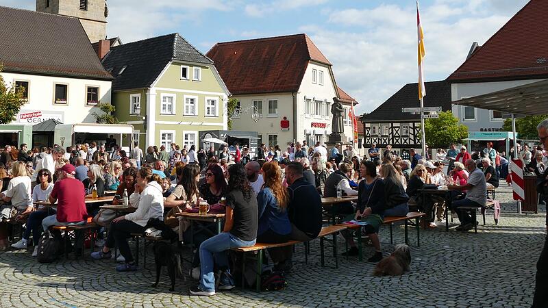 Der historische Marktplatz war am Herbstmarkt Anziehungspunkt f&uuml;r die Baunacher.
