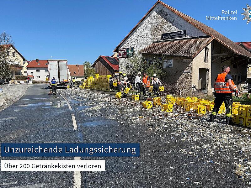 Lkw verliert zahlreiche Getr&auml;nkekisten