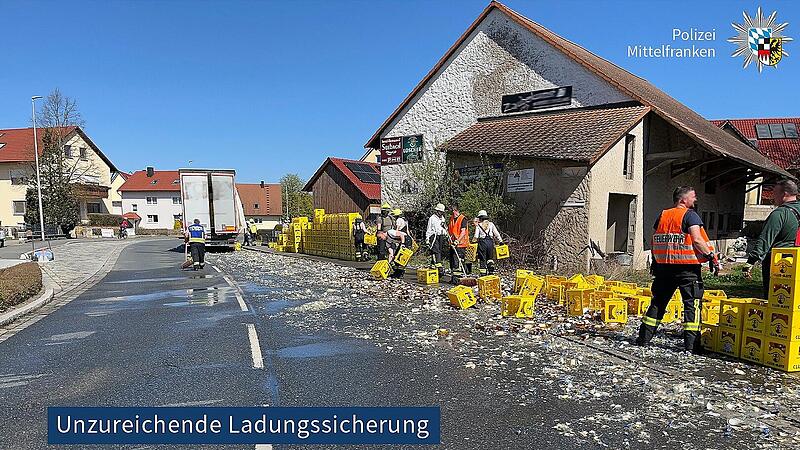 Lkw verliert zahlreiche Getränkekisten Lkw verliert zahlreiche Getränkekisten
