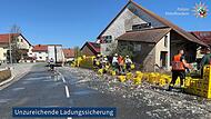 Lkw verliert zahlreiche Getr&auml;nkekisten