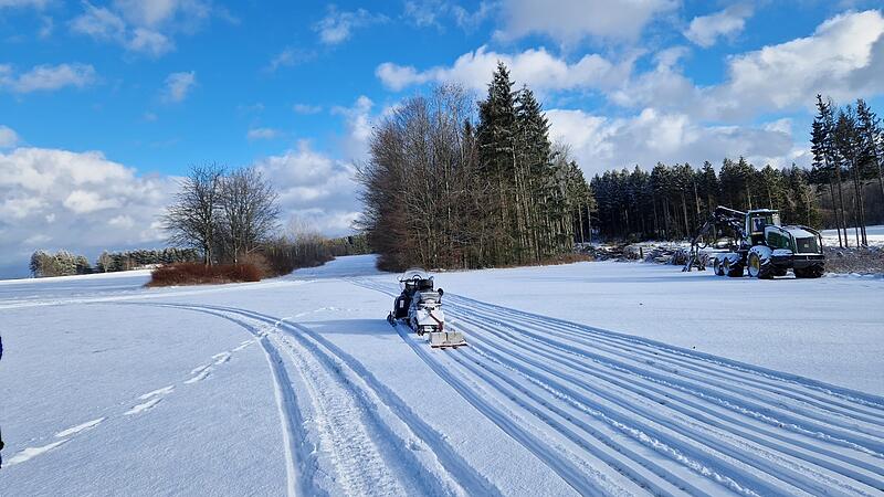 Die ersten Runden k&ouml;nnen gedreht werden: Am Freitag Nachmittag (2. Janar 2026) wurde die &bdquo;Sonnenloipe&ldquo; am Walberngr&uuml;ner Gletscher gespurt. Die zahlreichen Fans k&ouml;nnen jetzt loslegen.