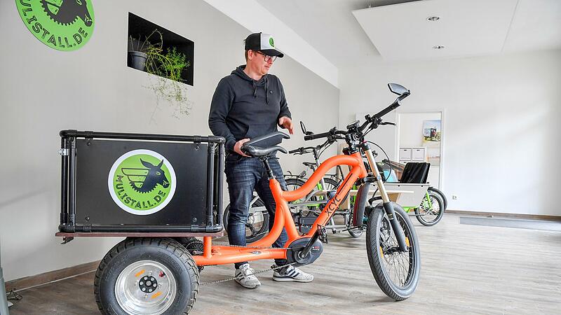 Im Mulistall verkauft Jan Rei&szlig;enweber Lastenr&auml;der aller Art.