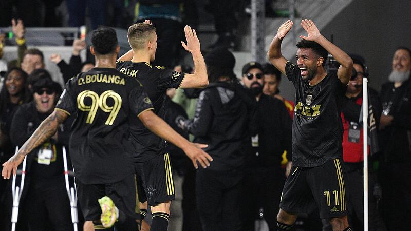 Timothy Tillman (re.) bejubelt seinen Treffer zum 3:0 mit Dennis Bouango (li.) und Stipe Biuk (M.).