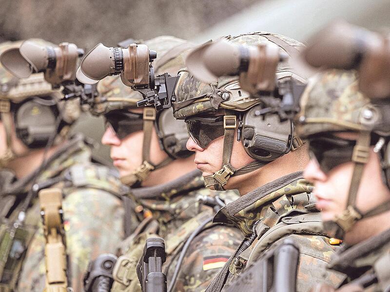Bewaffnete Grenadiere der Bundeswehr. Die Truppe soll besser ausger&uuml;stet werden &ndash; doch es gibt Hindernisse.