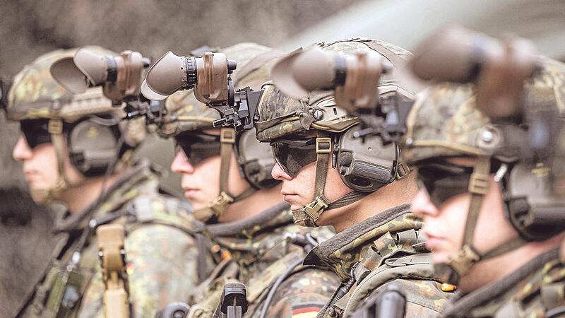 Bewaffnete Grenadiere der Bundeswehr. Die Truppe soll besser ausger&uuml;stet werden &ndash; doch es gibt Hindernisse.