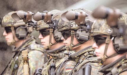 Bewaffnete Grenadiere der Bundeswehr. Die Truppe soll besser ausger&uuml;stet werden &ndash; doch es gibt Hindernisse.