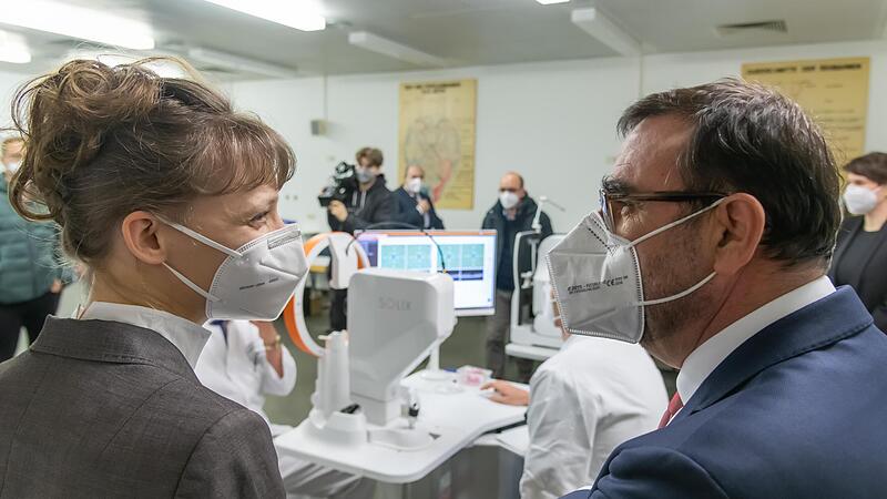 Dr. Bettina Hohberger im Gespräch mit Gesundheitsminister Klaus Holetschek, der das Modellprojekt „disCOVer“ mit mehr als einer Million Euro fördert.
