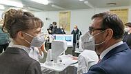 Dr. Bettina Hohberger im Gespräch mit Gesundheitsminister Klaus Holetschek, der das Modellprojekt „disCOVer“ mit mehr als einer Million Euro fördert.