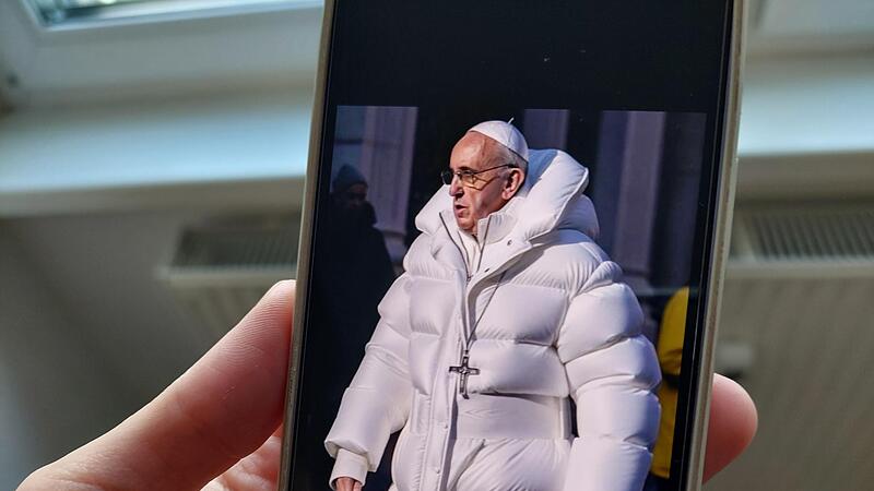 Papst Franziskus im modischen, wei&szlig;en Wintermantel. Dieses Deepfake-Foto wurde mit dem KI-Bildgenerator "Midjourney" generiert und ging 2023 in den sozialen Medien viral.