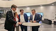 Der Erlanger CSU-Kandidat Konrad Körner (2.v.l.) freut sich über das deutliche Ergebnis für seine Partei.Forchheim & Fränkische Schweiz