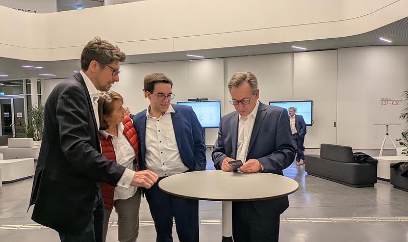 Der Erlanger CSU-Kandidat Konrad K&ouml;rner (2.v.l.) freut sich &uuml;ber das deutliche Ergebnis f&uuml;r seine Partei.Forchheim & Fr&auml;nkische Schweiz