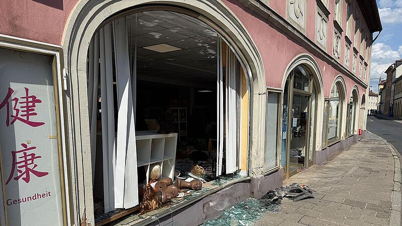 Auto kracht in Schaufenster Auto kracht in Schaufenster