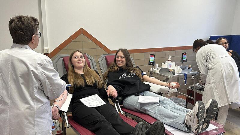 Sophie und Anna beim Blutspenden. Gut, dass man Händchen halten konnte. Schließlich war es das erste Mal.