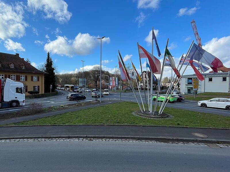 Die Schlachthofkreuzung wird ebenfalls umgebaut. Der Verkehr aus der W&uuml;rzburger Stra&szlig;e, wie der rote Lkw, erh&auml;lt eine zweite Linksabbiegespur zur S&uuml;dbr&uuml;cke.