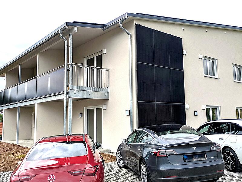 Nicht nur auf dem Dach, sondern auch an den Seiten des Hauses sorgen Solarmodule für die regenerative Energiegewinnung. Nicht nur auf dem Dach, sondern auch an den Seiten des Hauses sorgen Solarmodule für die regenerative Energiegewinnung.