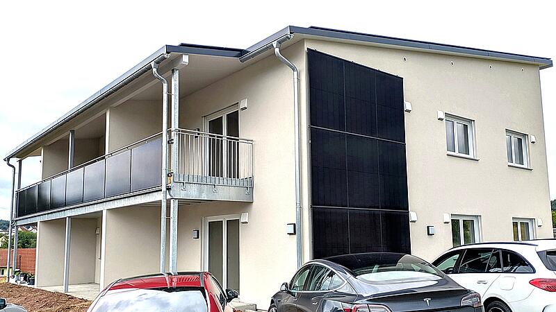 Nicht nur auf dem Dach, sondern auch an den Seiten des Hauses sorgen Solarmodule für die regenerative Energiegewinnung. Nicht nur auf dem Dach, sondern auch an den Seiten des Hauses sorgen Solarmodule für die regenerative Energiegewinnung.