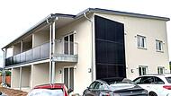 Nicht nur auf dem Dach, sondern auch an den Seiten des Hauses sorgen Solarmodule f&uuml;r die regenerative Energiegewinnung.