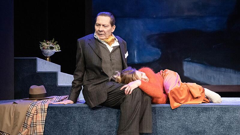 Sie haben sich nichts mehr zu sagen: Hedda Gabler (Teresa Weißhaupt) und Jörgen Tesman (Markus Boysen).