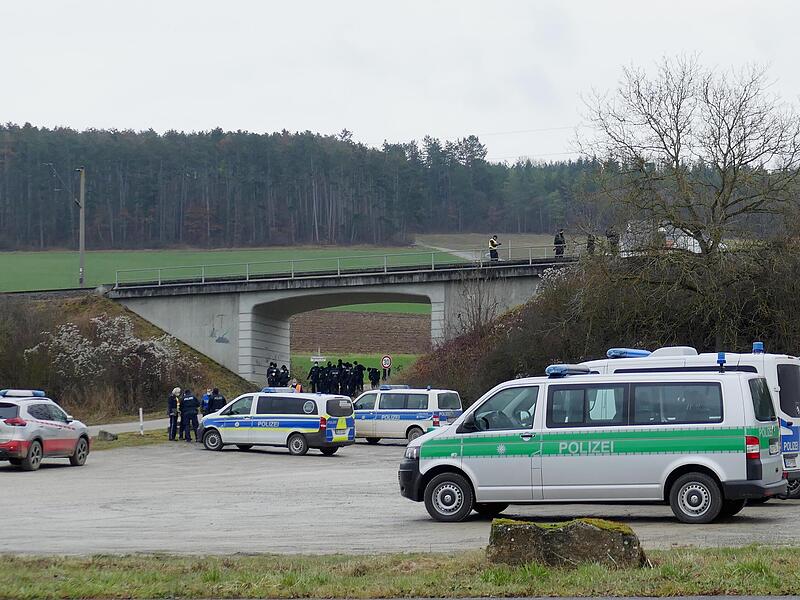 Nach einem Anschlag auf einen ICE auf der Strecke der Werntalbahn an Dreikönig 2021 gab es einen Großeinsatz der Polizei.