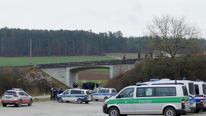 Nach einem Anschlag auf einen ICE auf der Strecke der Werntalbahn an Dreikönig 2021 gab es einen Großeinsatz der Polizei.