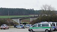 Nach einem Anschlag auf einen ICE auf der Strecke der Werntalbahn an Dreikönig 2021 gab es einen Großeinsatz der Polizei.