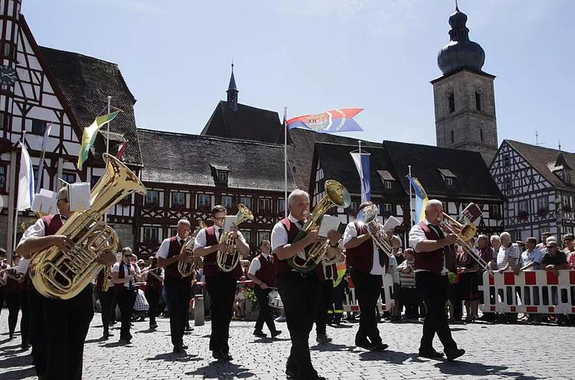 Über 2600 Teilnehmer aus über 100 Vereinen waren 2015 beim großen Annafestzug dabei.Forchheim & Fränkische Schweiz