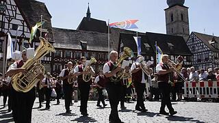 Über 2600 Teilnehmer aus über 100 Vereinen waren 2015 beim großen Annafestzug dabei.Forchheim & Fränkische Schweiz