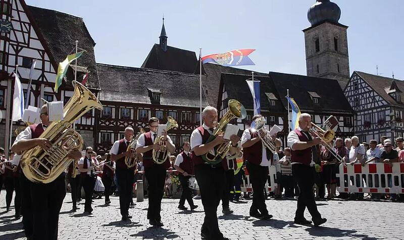 Über 2600 Teilnehmer aus über 100 Vereinen waren 2015 beim großen Annafestzug dabei.Forchheim & Fränkische Schweiz