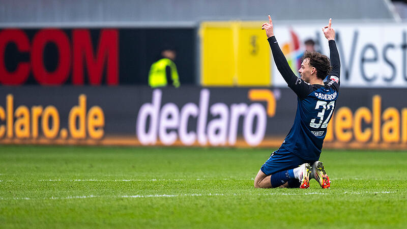 Unterfranke Aaron Zehnter jubelt nach dem 5:3-Sieg des SC Paderborn &uuml;ber Kaiserslautern.