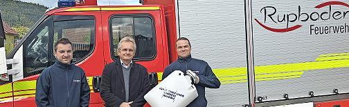 Übergabe des Schwimmsaugers an die Freiwillige Feuerwehr Rupboden: (von links) Sascha Wagner (2. Kommandant), Ullrich Westphal (Versicherungskammer Bayern), Thomas Hüfner (Kommandant).