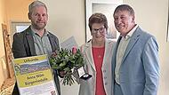 Ramsthals B&uuml;rgermeister Rainer Morper(rechts) und sein Stellvertreter Andreas Neder &uuml;berreichten Anni Wilm als erster Frau in der Gemeinde die B&uuml;rgermedaille.
