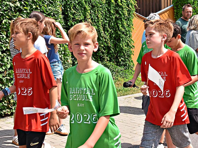 Einige Schulklassen trugen zum Wiesenfest besondere Motto-Shirts. Einige Schulklassen trugen zum Wiesenfest besondere Motto-Shirts.