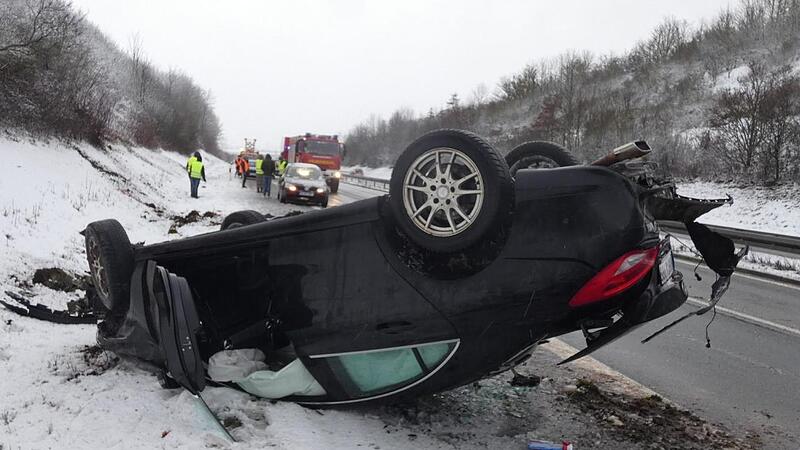 Total besch&auml;digt wurde der Mercedes bei dem Unfall zwischen Knetzgau und Eltmann. Der Fahrer wurde leicht verletzt.