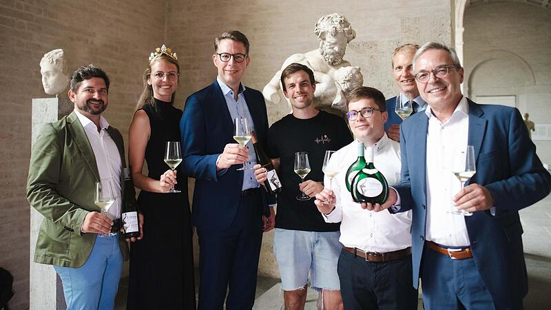 Museumswein in der M&uuml;nchner Antikensammlung (von links): Jury-Chef und Weinfachberater Ralf Schwarz, die Fr&auml;nkische Weink&ouml;nigin Eva Brockmann, Kunstminister Markus Blume, die Winzer Tobias Hemberger und Moritz Braun, Glyptothek-Chef Florian Knau&szlig; und Uwe Matheus vom Weingut Hans Wirsching.