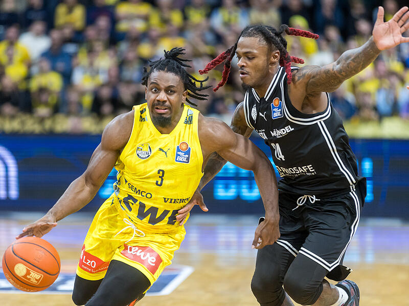 Duell der beiden dominanten Aufbauspieler: Der Oldenburger Chris Clemons (mit Ball) im Duell mit dem Bamberger Cobe Williams.