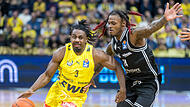 Duell der beiden dominanten Aufbauspieler: Der Oldenburger Chris Clemons (mit Ball) im Duell mit dem Bamberger Cobe Williams.