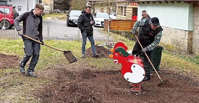 Gro&szlig;e und kleine Helfer bei der Spielplatzpflege die Naturfreunde Kleinziegenfeld mit B&uuml;rgermeister Michael Zapf (Zweiter von links), Ortsprecher Reinhard Sch&uuml;tz (links) und Vorsitzender Melanie Dornh&ouml;fer (Achte von links)