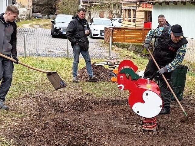 Gro&szlig;e und kleine Helfer bei der Spielplatzpflege die Naturfreunde Kleinziegenfeld mit B&uuml;rgermeister Michael Zapf (Zweiter von links), Ortsprecher Reinhard Sch&uuml;tz (links) und Vorsitzender Melanie Dornh&ouml;fer (Achte von links)