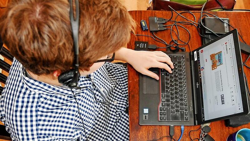 Ein Arbeitsplatz zu Hause sollte ergonomisch gut gestaltet und nicht mit zu vielen privaten Dingen &uuml;berfrachtet sein.