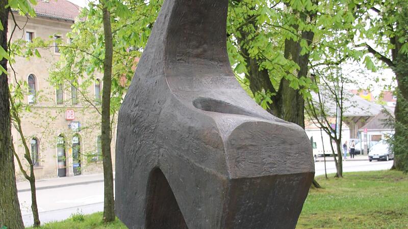 In der  Ha&szlig;furter Promenade erinnert seit 1988 dieses Denkmal an die deportierten j&uuml;dischen  Ha&szlig;furter. 24 Menschen fanden den Tod in den Gaskammern im Osten. Die Deportation der Juden in Mainfranken zog sich in mehreren Zugtransporten hin zwische...