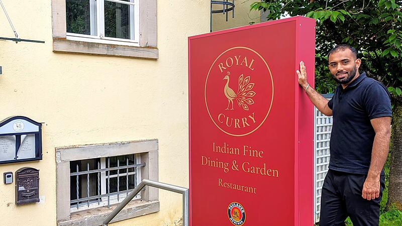 Indische Küche in Bad Brückenau: Royal Curry Gastronom Harpreet Singh Dhindsa am Eingang zum Restaurant „Royal Curry“