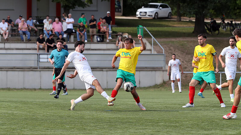 Nicht den Ball, sondern den Gegner trifft der Bamberger Torsch&uuml;tz Sebastian Zweyer gegen Aschaffenburgs Emre  Uyanik.